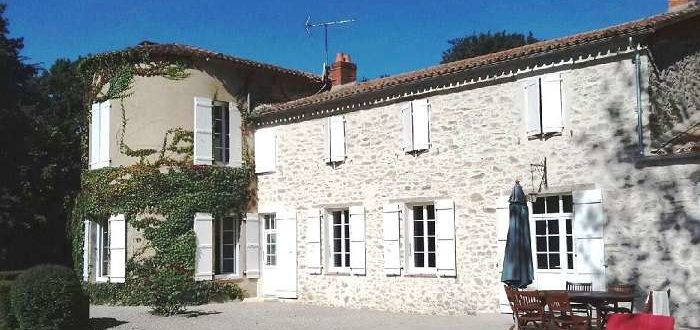 Ravalement de façade avec enduit par maçon à La Roche sur Yon Vendée