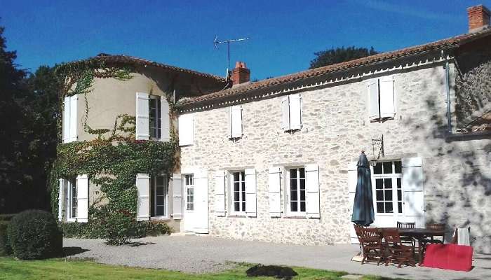 Ravalement de façade avec enduit par maçon à La Roche sur Yon Vendée